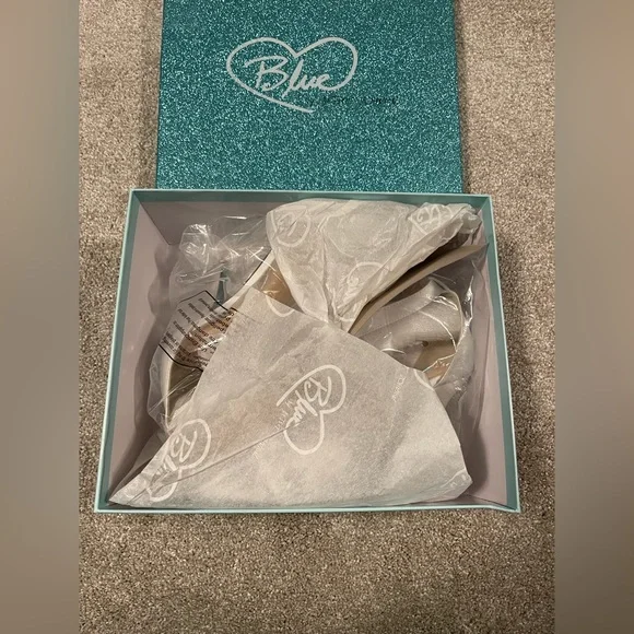 Women’s Betsey Johnson Ivory Wedding Heels with Gems - Size 7 the only one left! - Picture 3 of 4